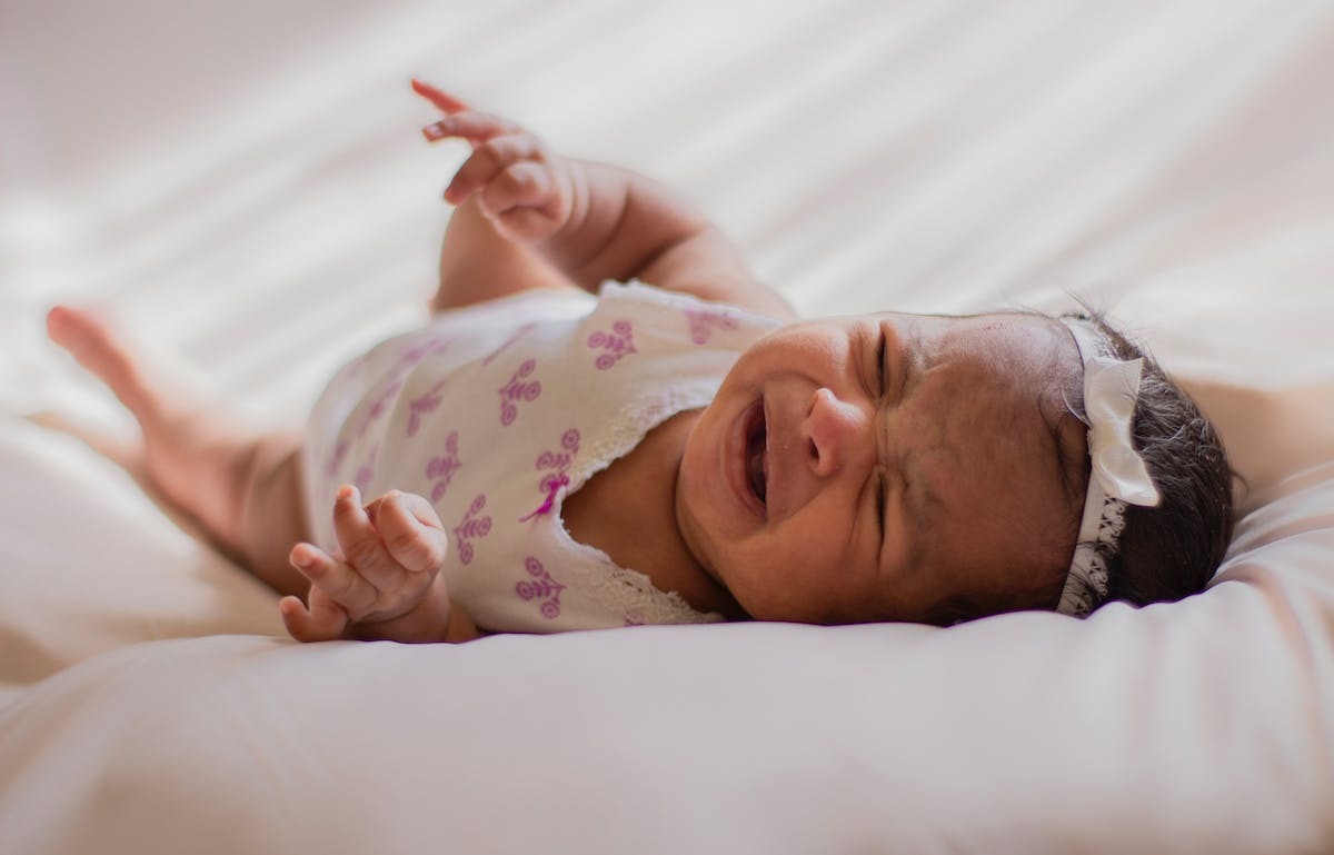 bébé pleurer